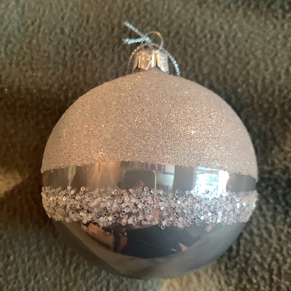 Gorgeous handcrafted European 3” glass ornaments. 2 silver, 2 white with glitter - Picture 4 of 6